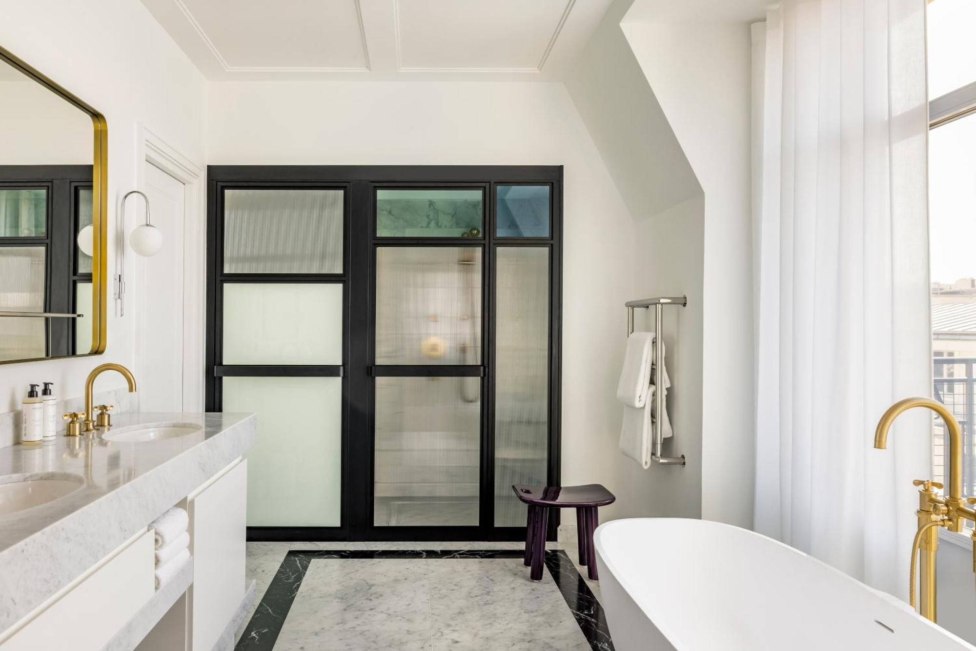 King Suite Eiffel Tower View