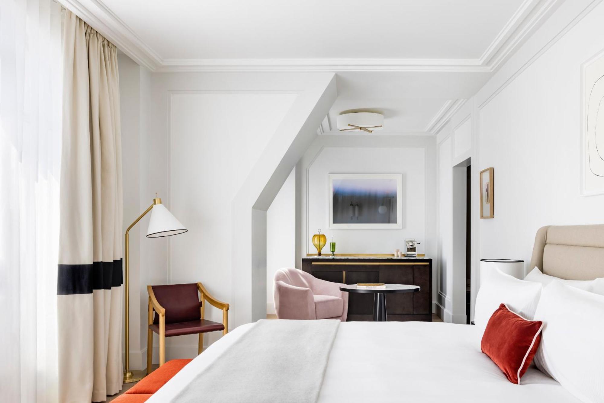 Premium King Room Eiffel Tower View