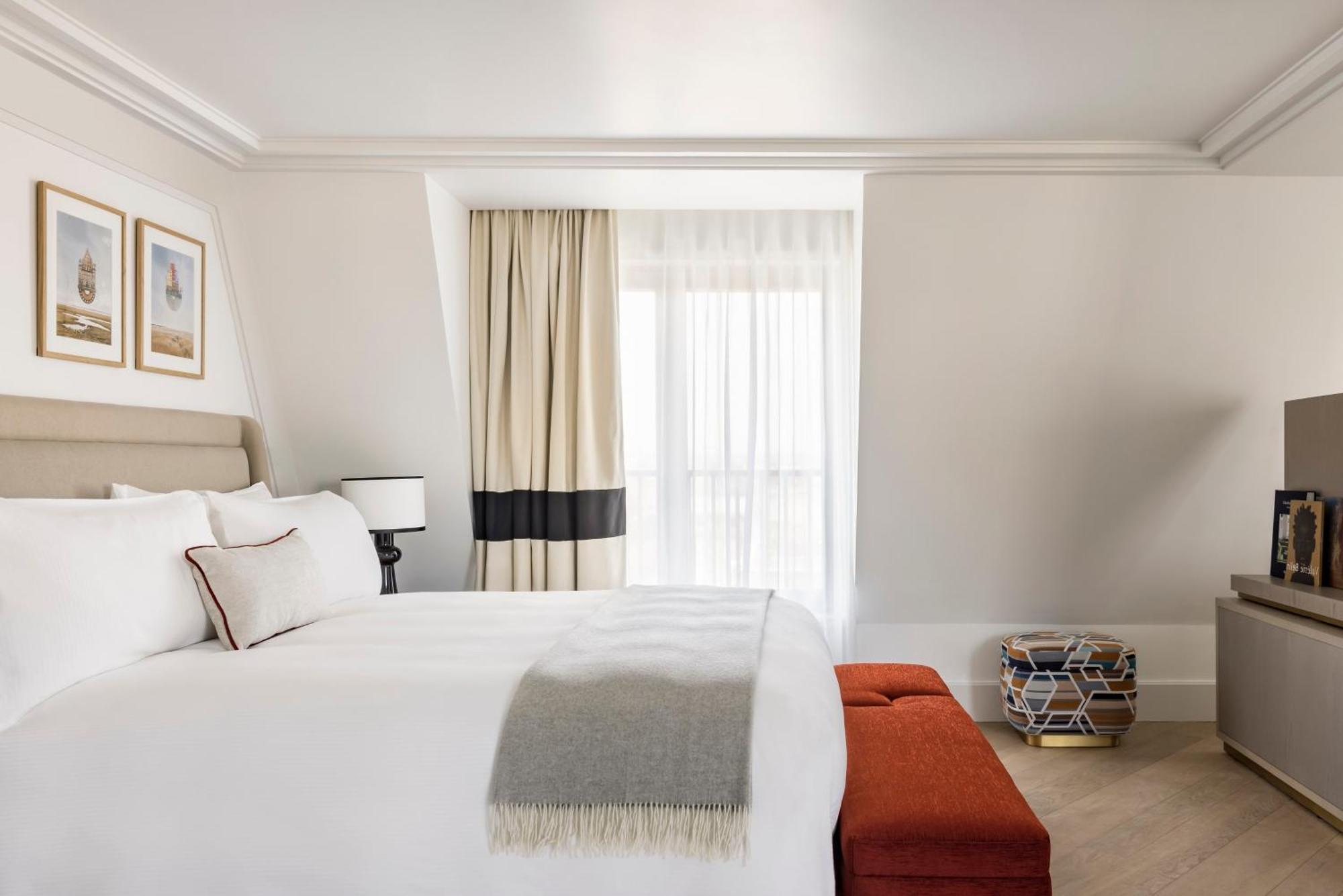 Premium King Room Eiffel Tower View